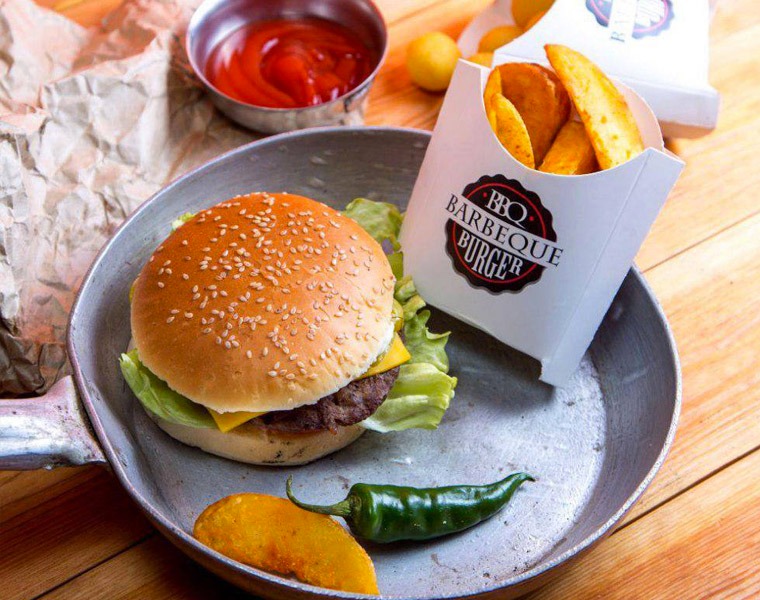 Сырная котлета для бургера. Barbeque burger самарканд. Первый гамбургер. Бургер кунгур. Добрый бургер вешенская.