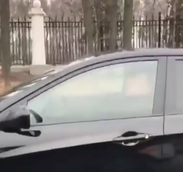 Una pareja extraña en el coche