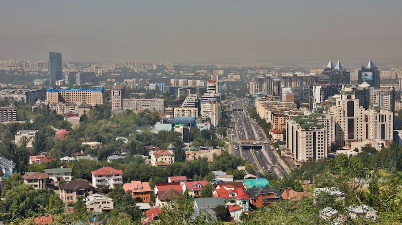 Урбанизация в казахстане. Урбанизация Казахстана. Жизнь в Алматы. Казахстан Мегаполис. Алма.