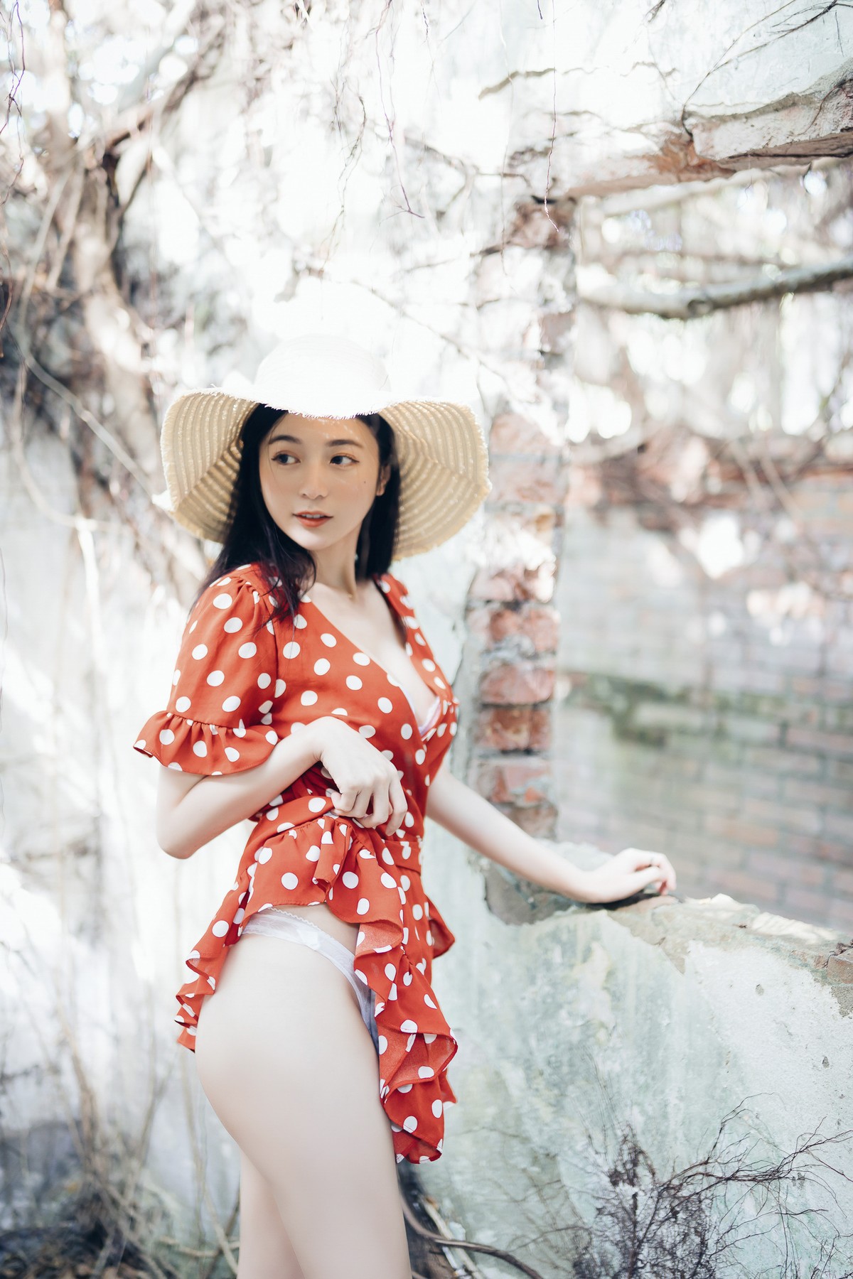 巨乳仙仙辰 野外露出初體驗❤️ 紅衣+透明內褲 裸上身吊帶褲 透明白色罩衫 Vol.01 4