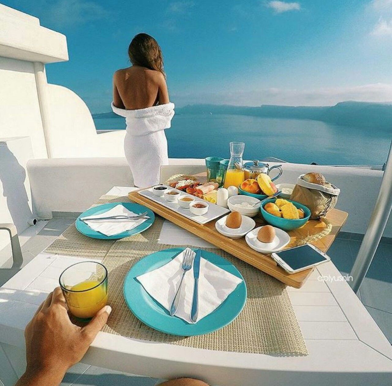 Удовольствие с утра. Утро на Санторини. Завтрак с видом на море. Атрибуты красивой жизни. Шикарный завтрак.