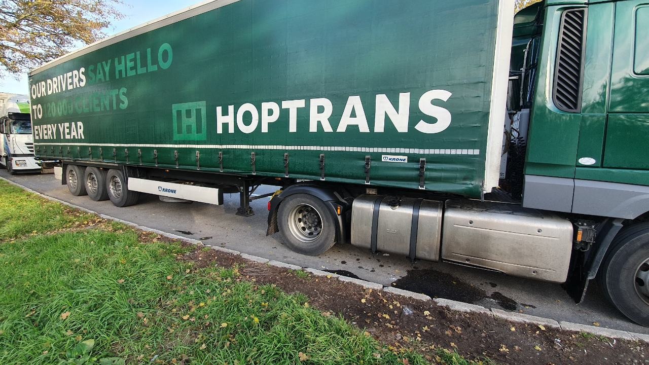 Работа водителем в минске. HOPTRANS транспортная компания. HOPTRANS Литва. HOPTRANS логистическая компания. Фирма Хоптранс Литовская.