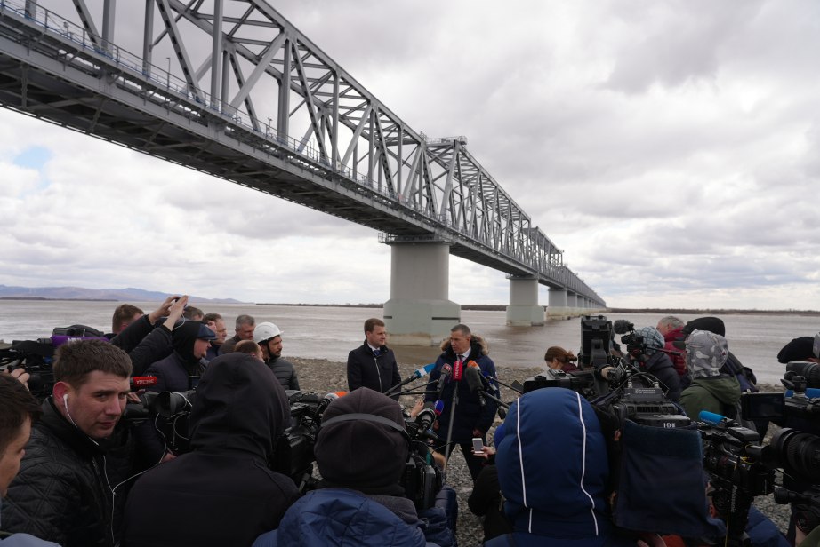 Завершено строительство первого трансграничного железнодорожного моста Россия-Китай