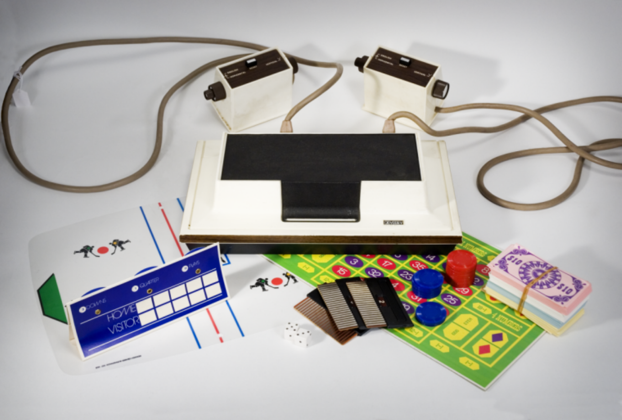 Первая консольная игра. Игровая приставка Magnavox Odyssey. Magnavox Odyssey первая игровая приставка. Консоль Magnavox Odyssey. Консоль Magnavox Odyssey 1972.
