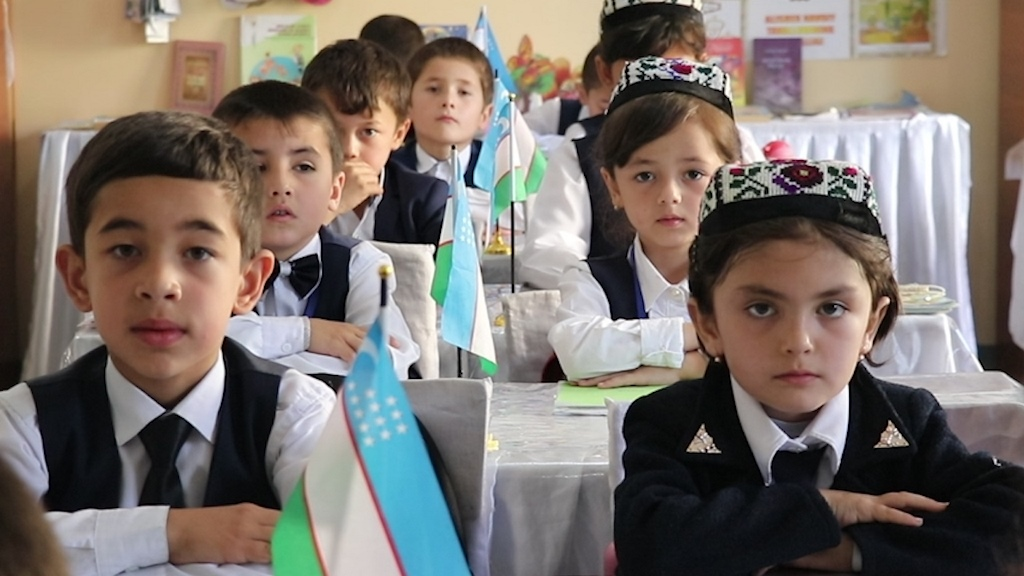 Школьники Узбекистана. Узбекские дети в школе. Образование в Узбекистане. Ученик в школе Узбекистан.