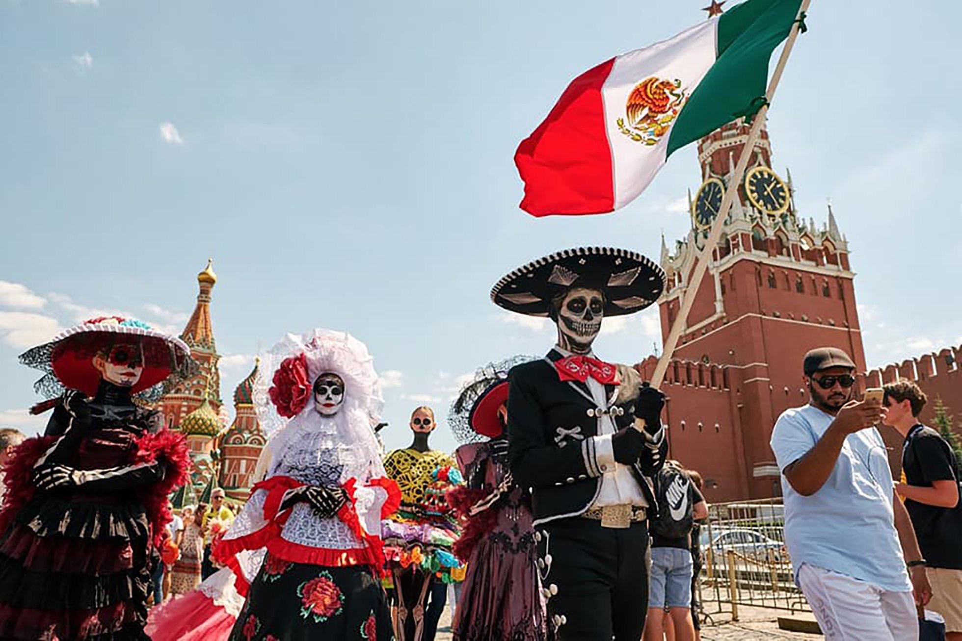 Mexico 2. Мексика праздник. Мексика и Мексиканцы. День мексиканской революции. Красный мексиканец.