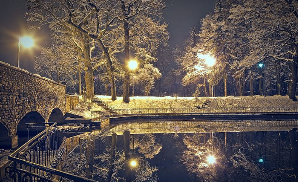 Город снег вечер. Зимняя ночь в городе. Парк зимой вечером. Ночной зимний парк с фонарями. Парк зимой ночью.
