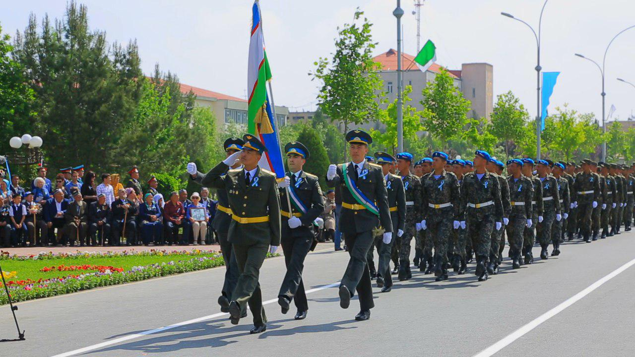 Himoyachilar uzbek tilida. 9 Мая Узбекистан. Мустакиллик майдони. 9 Мая Ташкент. Мустакиллик баннер.