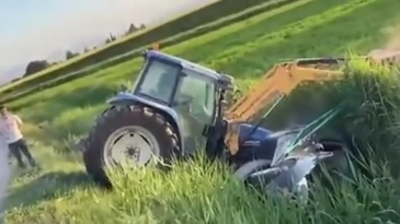 Tractor rescatando un coche de la cuneta