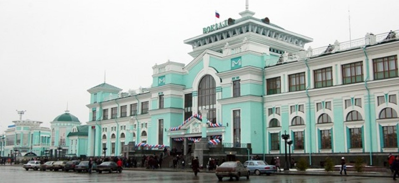 Телефон справочной жд омск. Железнодорожный вокзал Омск. Омск вокзал 2006. Омск главный ЖД вокзал. Площадь ЖД вокзала Омск.