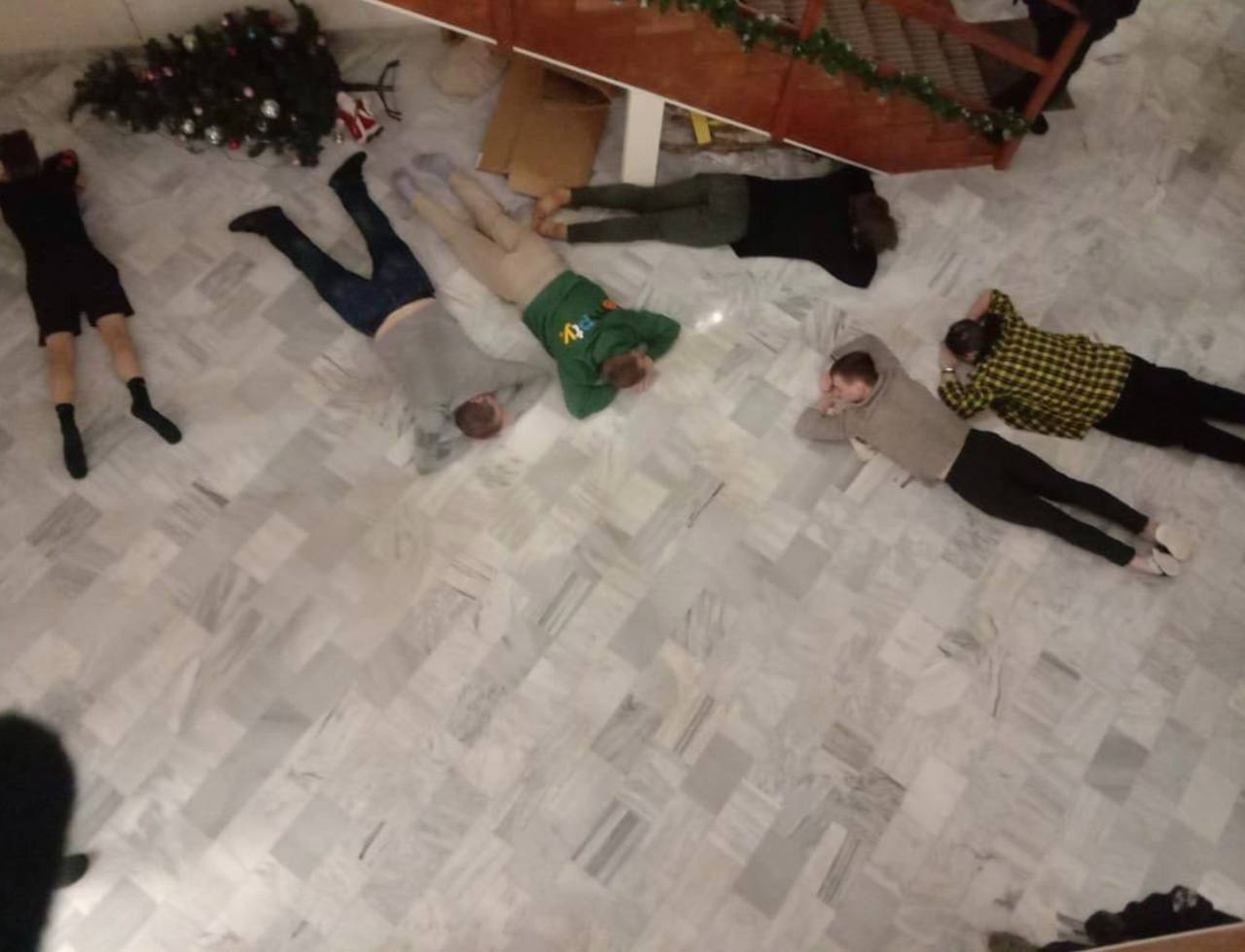 Задержана блогер. Тиктокера арестовали. Арестованные люди лежат на полу.