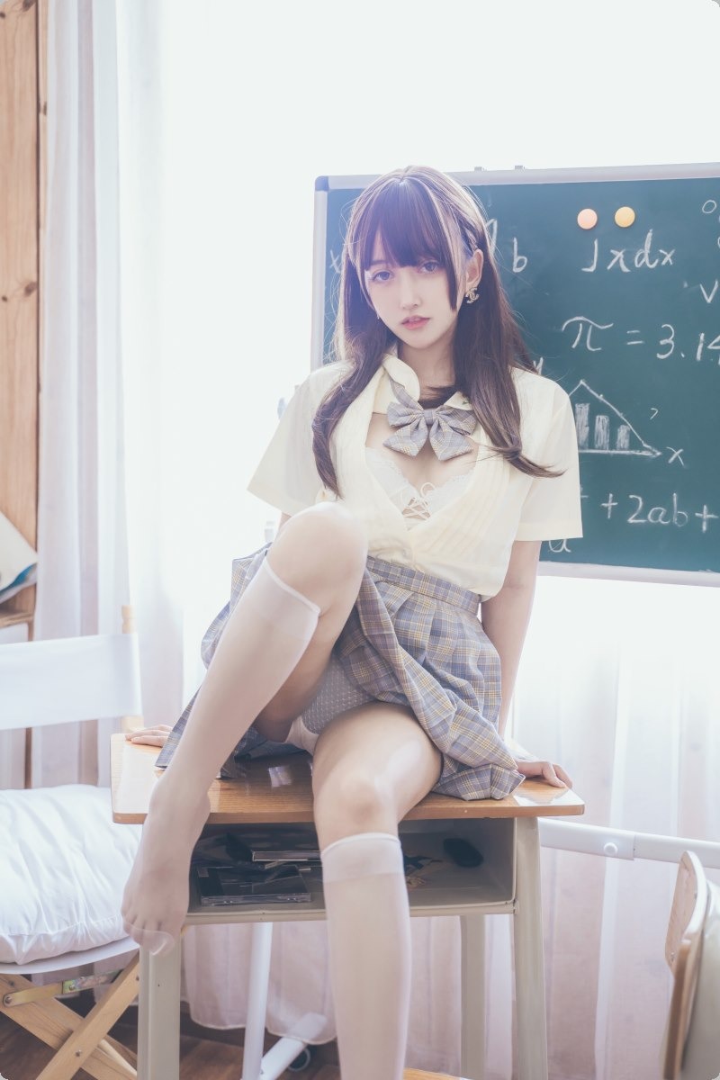 [Cos]过期米线线喵 - 教室写真[30P] 9