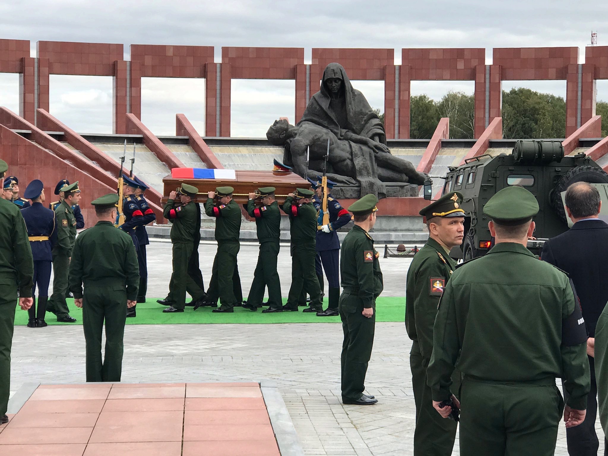 Памятно военном. Военное мемориальное кладбище в Мытищах генерал Асапов. ФВМК похороны Асапов. Военное мемориальное кладбище полковник Валерий Федянин. Федеральное военное мемориальное кладбище Сирии\.