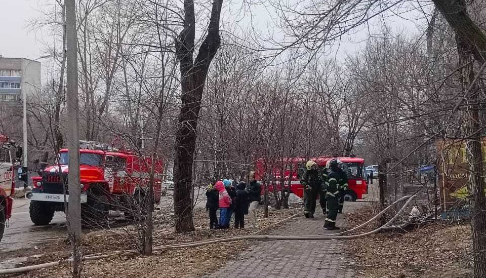 Деревянный барак горит в Хабаровске
