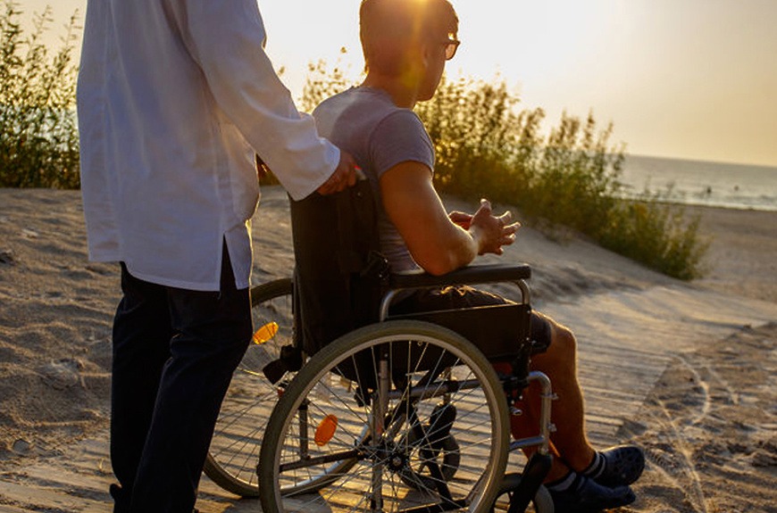 Ребенок инвалид с детства 2. Человек в инвалидной коляске. Парень в инвалидной коляске со спины. Коляска для инвалидов. Подросток в инвалидной коляске.