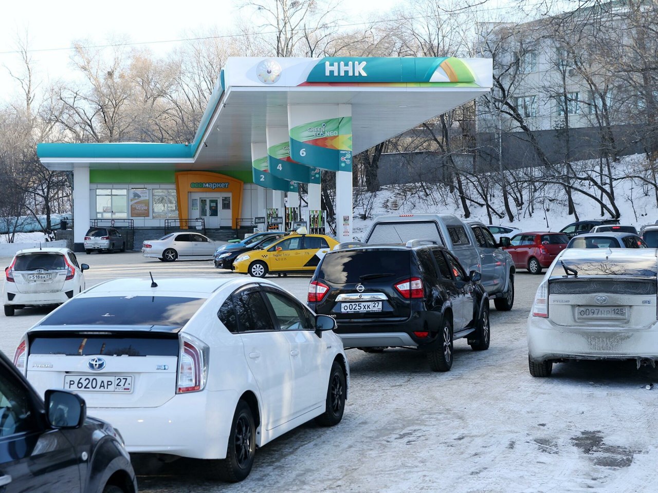 Спрос на бензин на хабаровских АЗС вызвал ажиотаж
