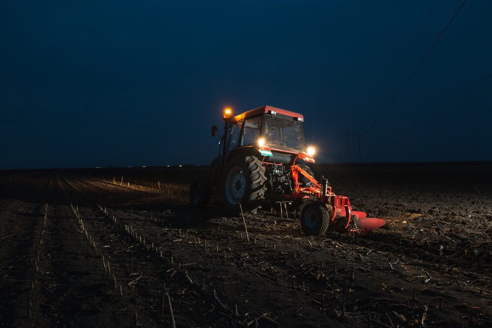 День и ночь пашет. Трактор ночью. Трактор ночью в поле. Ночная вспашка на трактора. Ночная пахота.