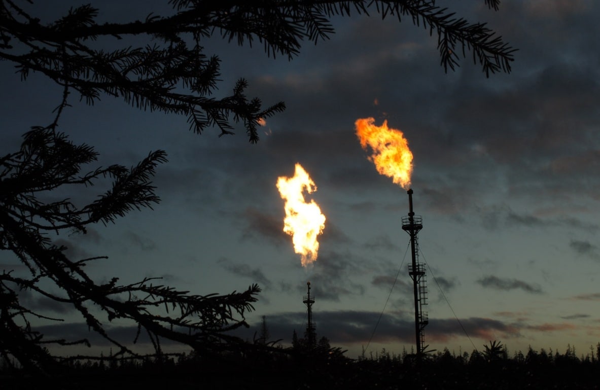 В попутном газе метана. Факел сжигания попутного газа. Попутный нефтяной ГАЗ факел. Факел газовый в ХМАО. Сжигание попутного нефтяного газа.