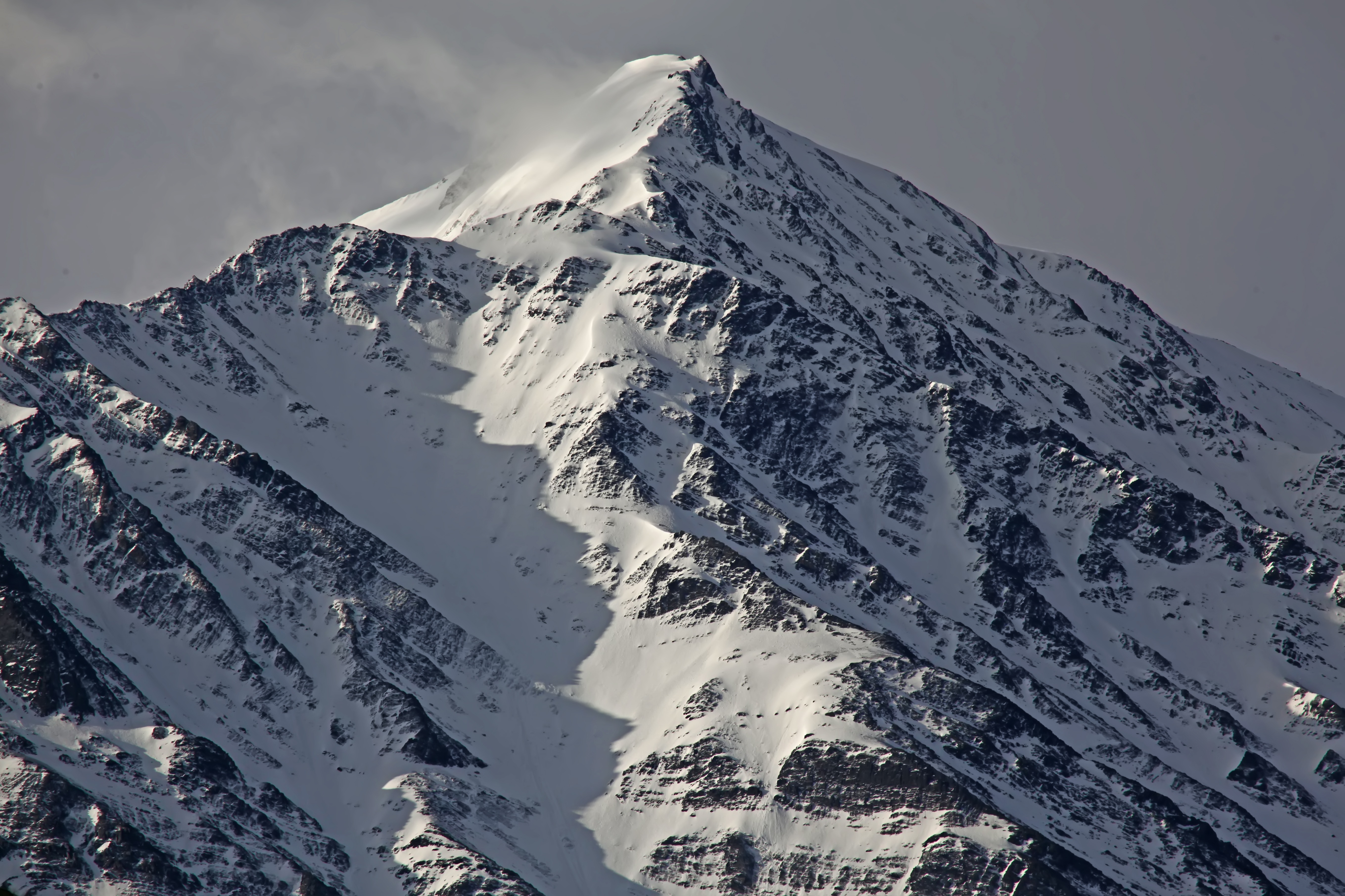 Какая наивысшая точка кавказа. Вершина Базардюзю. Гора Базардюзю в Дагестане. Базардюзю гора восхождение. Вершина горы Базардюзю.