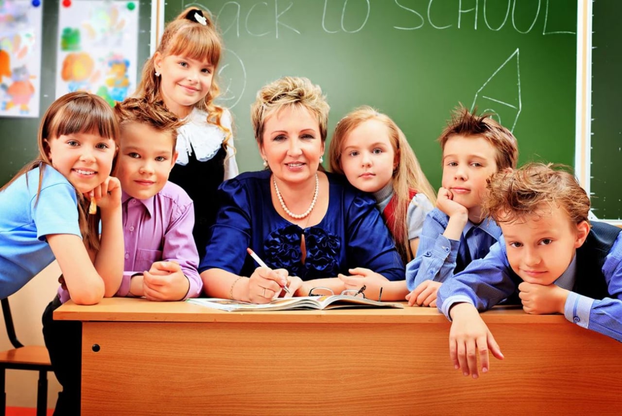 Дети в школе с учителем