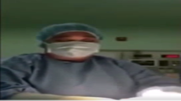 Enfermera tocando una paja