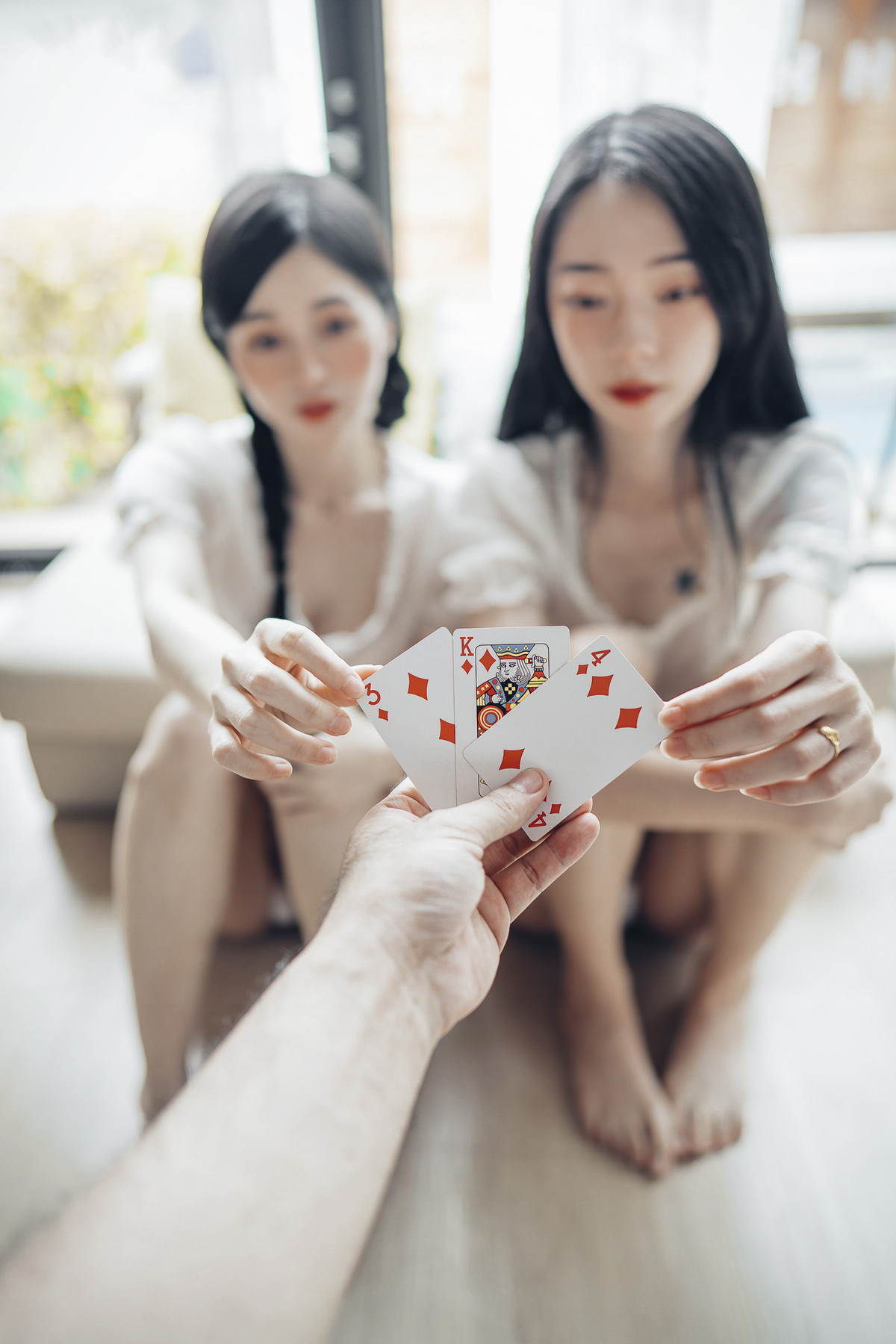 JVID精品 情色國王遊戲🔞比賽寫真情色大突破🔥 飄飄 辰辰 挑戰大家從沒有看過的她們 內容絕對厲害!!超誠意尺度滿滿的國王視角❤️讓兩位女神服侍 誰才是國王 Set.01 8