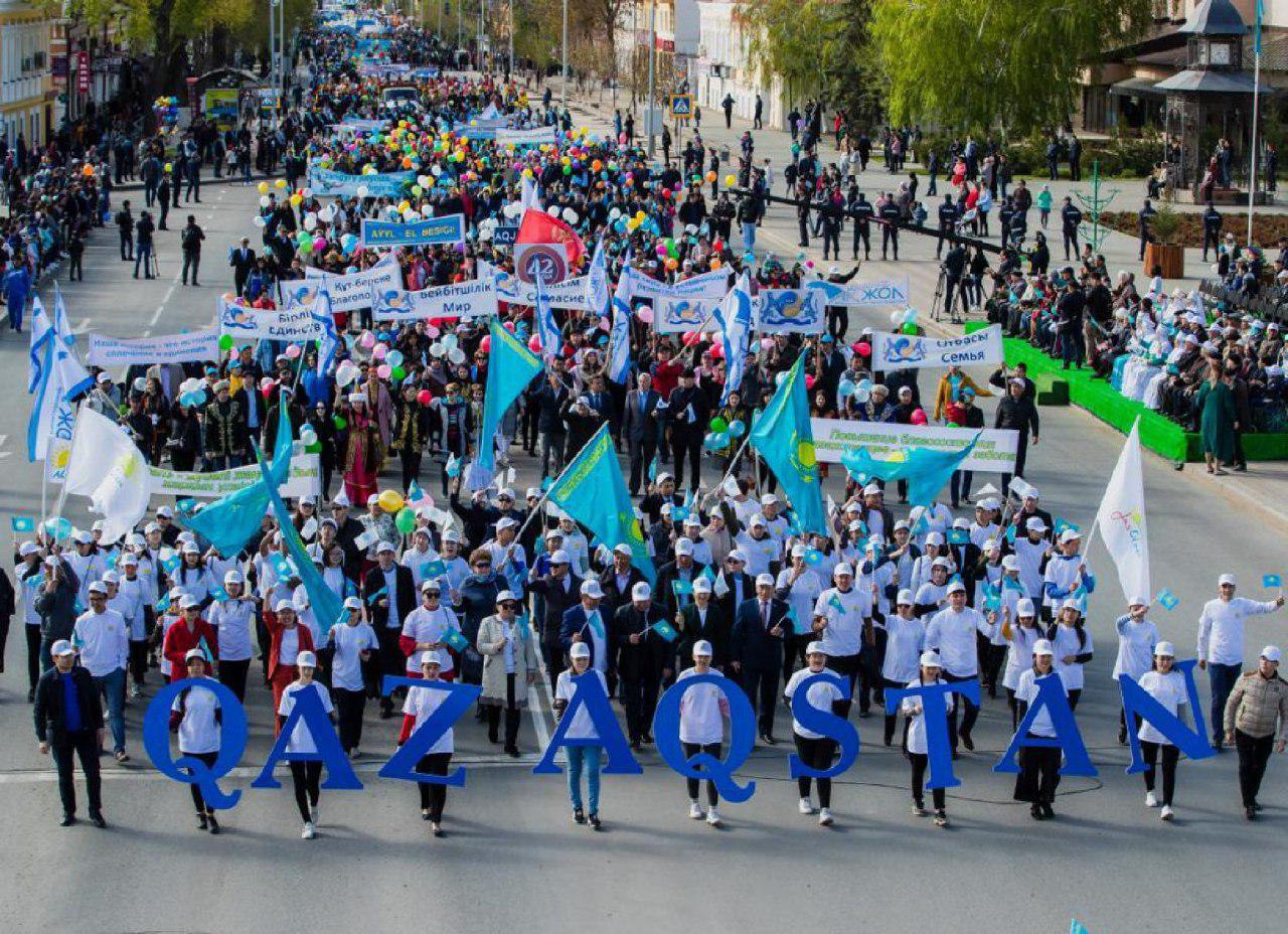 1 мая единства. 1 Мая праздник в Казахстане. Праздничное шествие. Торжественное шествие. Праздник единства народа Казахстана.
