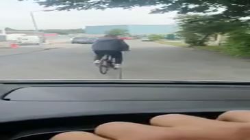 el ciclista toca huevos se enfada